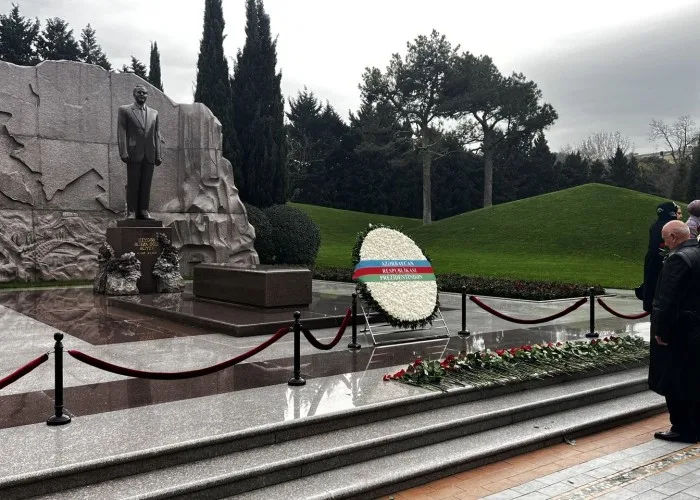 Əli İnsanov Heydər Əliyevin məzarını ziyarət etdi