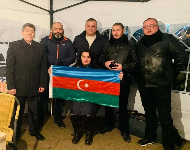 AKHA Xankəndi yolundakı aksiyanın iştirakçılarına ilk tibbi yardım göstərir