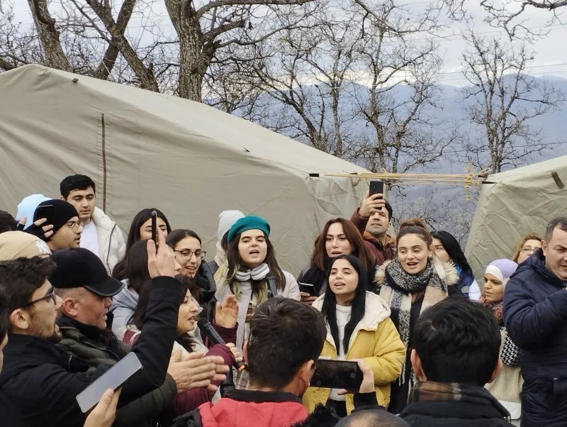 Xankəndi yolunda aksiya: İştirakçılar terrora birlikdə mahnı oxumaqla etiraz etdilər