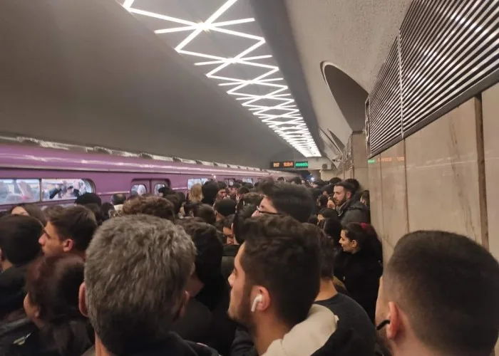 Bakı metrosunda izdiham - VİDEO
