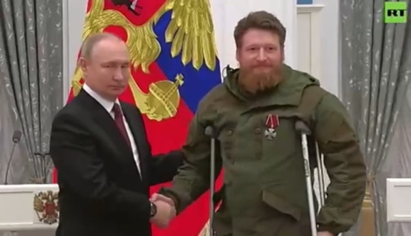 Putin Peqovu təltif etdi