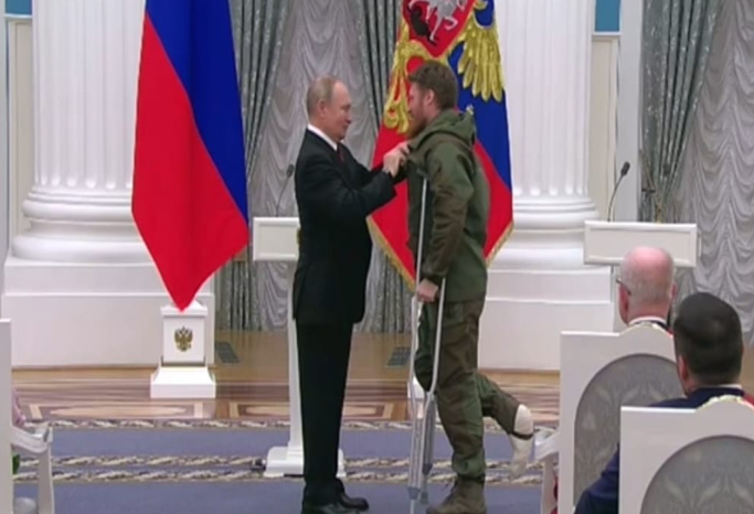 Putin Peqovu təltif etdi