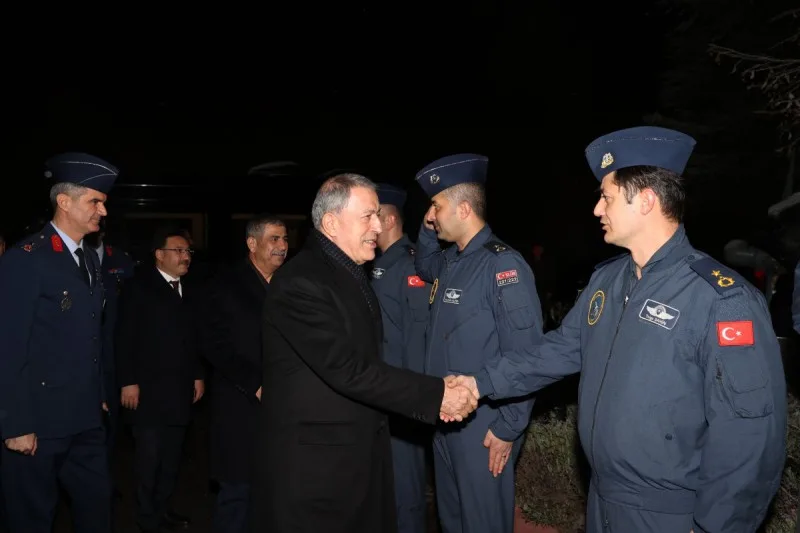 Akar və Həsənov Ukraynadan qayıdan pilotlarla görüşdü