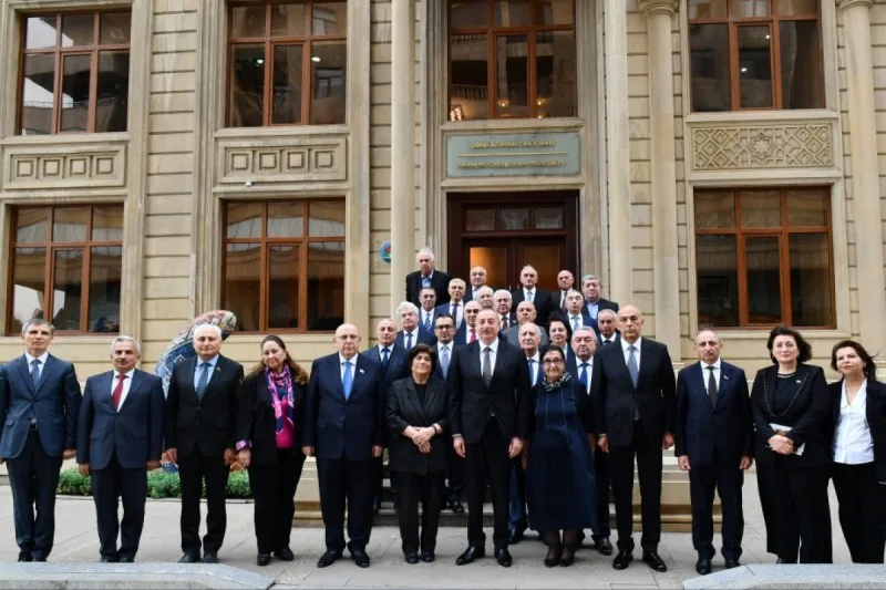 İlham Əliyev Qərbi Azərbaycan İcmasının inzibati binasında yaradılan şəraitlə tanış oldu - YENİLƏNİB