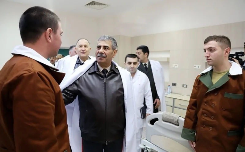 Zakir Həsənov hospitalda müalicə olunan hərbçilərlə görüşdü - VİDEO
