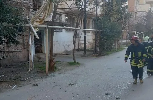Bakıda yaşayış binasında partlayış: yaralılar var - Video