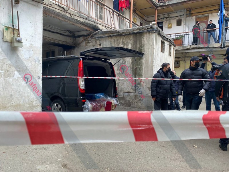 Bakıda 4 nəfərin meyitinin aşkarlandığı evdən - FOTOLAR