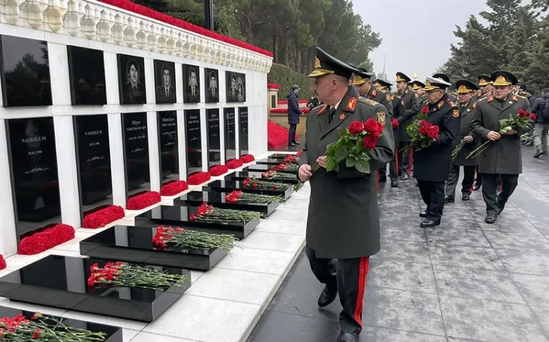 Müdafiə Nazirliyinin şəxsi heyəti Şəhidlər xiyabanını ziyarət etdi