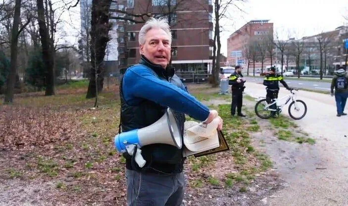 İsveçdən sonra Hollandiyada Quranı cırıb yandırdılar