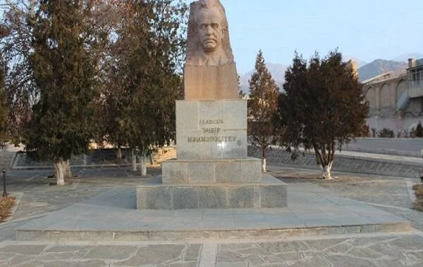 Akademikin abidəsinin mərmər üzlüyü söküldü