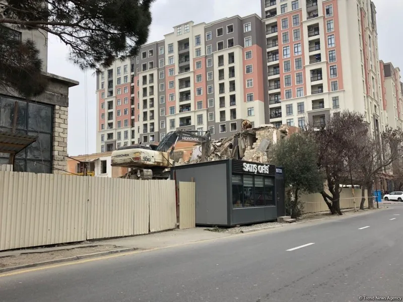 Bakıda daha bir bina sökülür - FOTOLAR