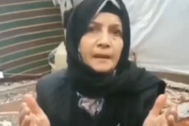 Xoyda zəlzələdən zərər çəkən qadın İran məmurlarına etiraz edir - VİDEO