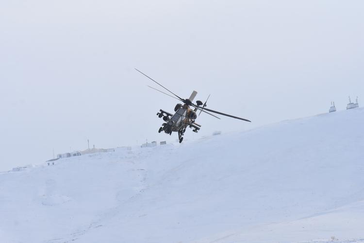 Pilotlarımız "düşmən hədəflərini" məhv etdilər - FOTOLAR