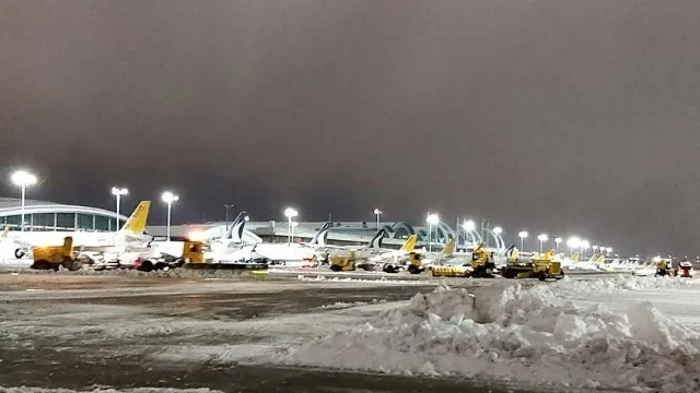 İstanbulda qar həyəcanı: Uçuşlar təxirə salındı
