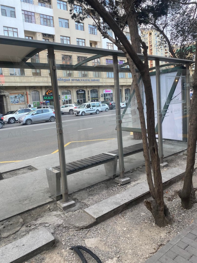 Güclü külək Yasamalda dayanacağı uçurdu