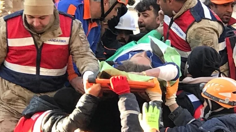 Ana və oğlu 101 saat sonra dağıntılar altından sağ çıxarıldılar - FOTO