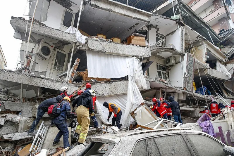 Dağıntılar altından çıxarılan qadın uşaq dünyaya gətirdi - FOTO