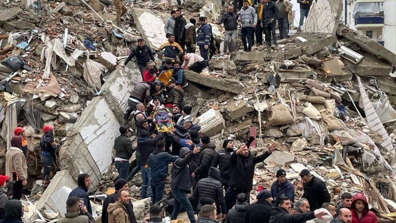 204 saatdan sonra bir qadın dağıntılar altından xilas edildi