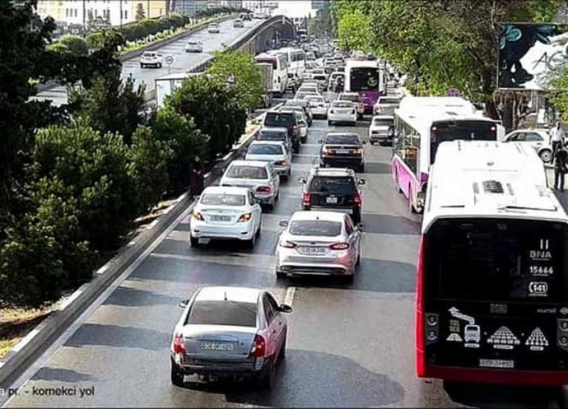 121 avtobusun hərəkətində gecikmə var