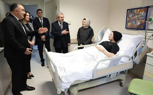 Səfir zəlzələdə xəsarət alan uşaqlara baş çəkdi