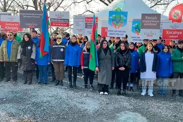 Xankəndi - Laçın yolunda aksiyaçılar Xocalı soyqırımı qurbanlarını sükutla anıb