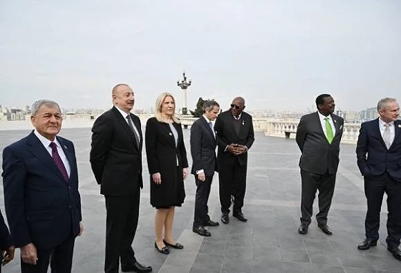 Prezident qonaqlarla Dağüstü parkda