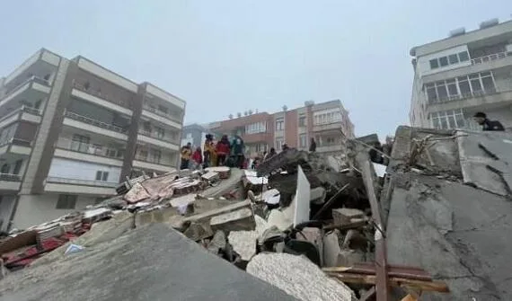 Şanlıurfada bina çökdü: Dağıntılar altında qalanlar var