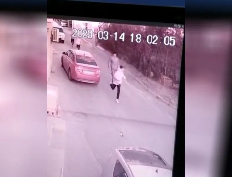 Yeniyetmələr “Prius” sürücüsünə qarşı xuliqanlıq etdilər - VİDEO