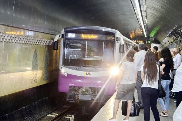 Metroda həyəcanlı anlar - Vətəndaş qatarın altına yıxıldı - ANBAAN VİDEO