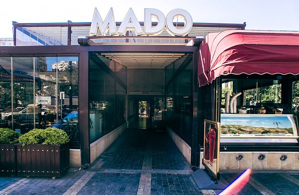 “Mado” restoranı avtobus zolağını zəbt edib? - FOTO