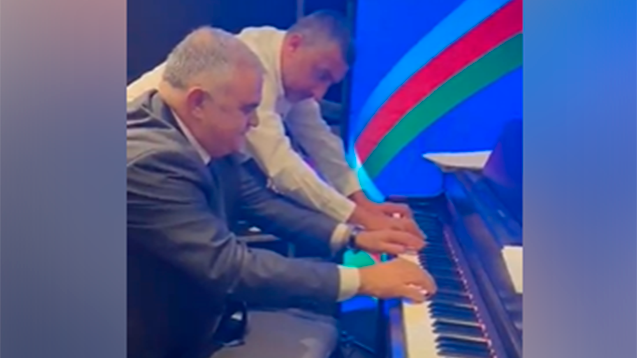 Deputat İsraildə pianoda ifa etdi - VİDEO