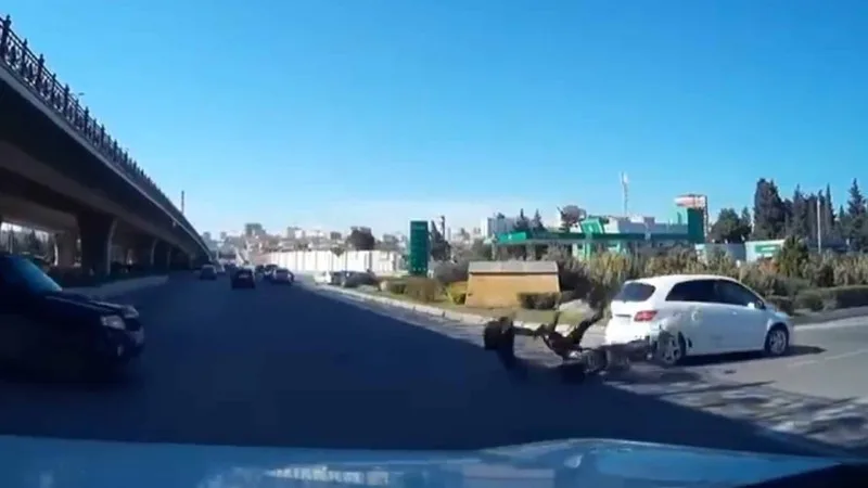 Moped ilə avtomobil toqquşdu: Xəsarət alan var - FOTOLAR