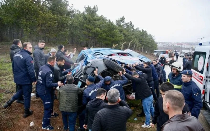 Dəhşətli yol qəzası - Xeyli sayda hərbçi yaralandı