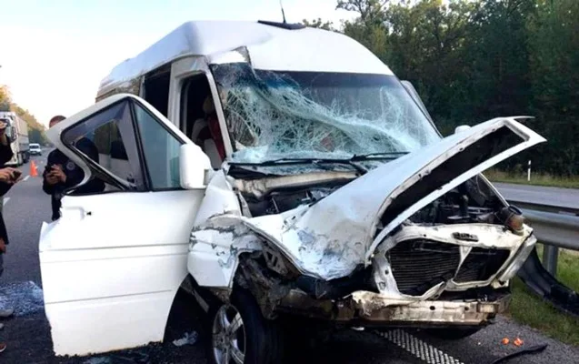 Mikroavtobusla minik maşını toqquşdu - Xəsarət alanlar var - YENİLƏNİB