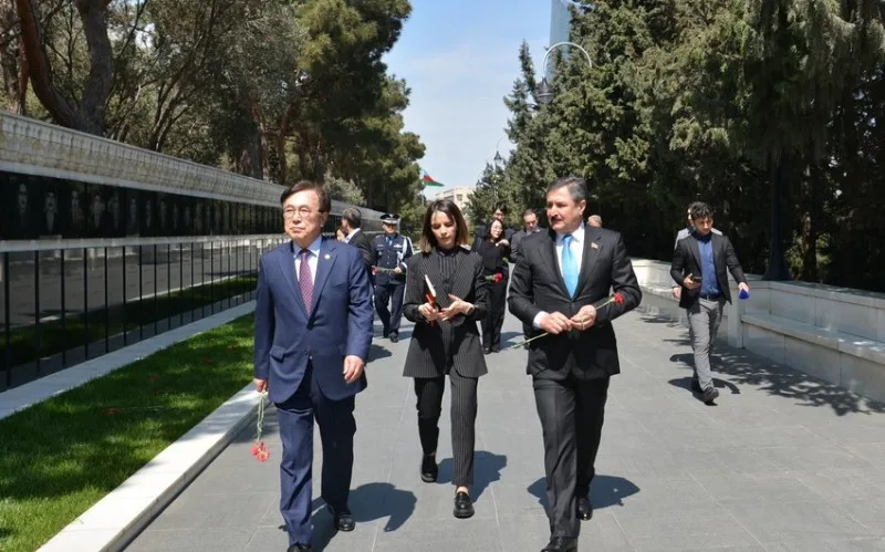 Koreyalı deputatlar Şəhidlər xiyabanını ziyarət etdilər - FOTOLAR