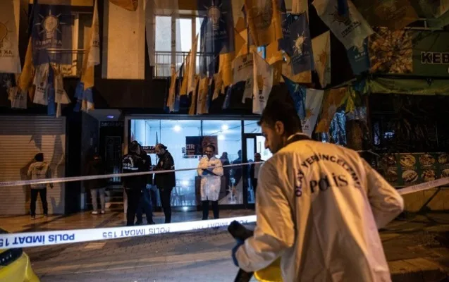 AKP-nin binası qarşısında silahlı insident