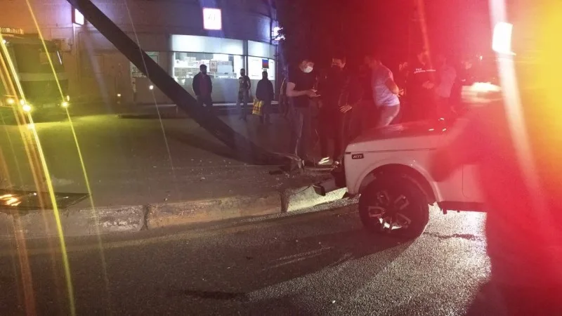 Avtomiobil dirəyə çırpılıb YANDI