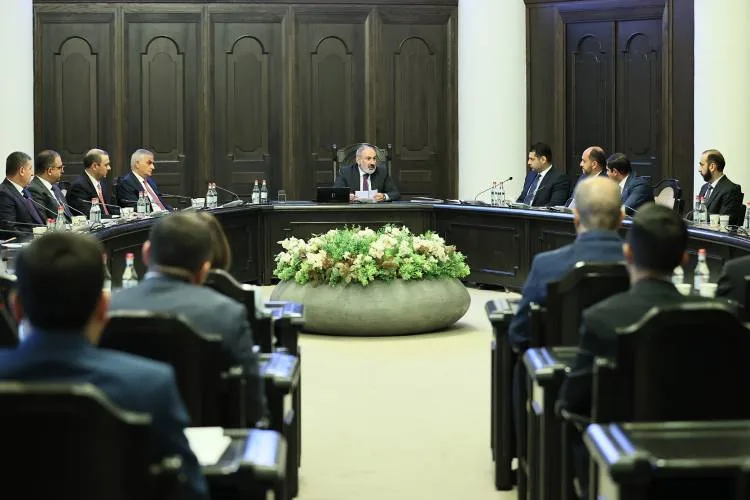 Paşinyan hökuməti topladı