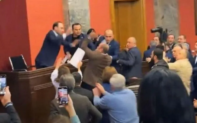 Parlament dava düşdü - Rusiyaya görə