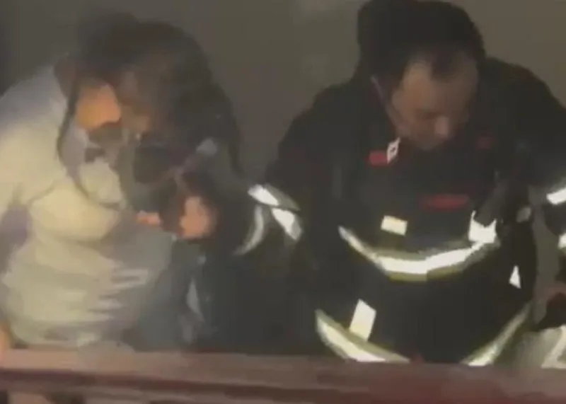 Bakıda yaşayış binasında yanğın: sakinlər təxliyə edildi - VİDEO