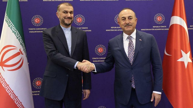 Çavuşoğlu Hüseyn Əmir-Abdullahiyanla müzakirə apardı