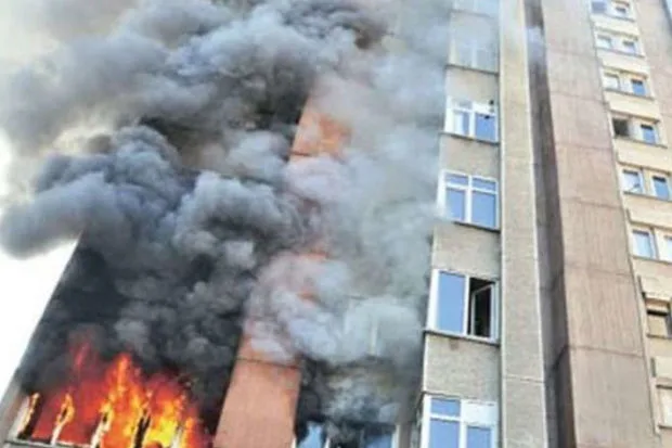 Sumqayıtda yaşayış binasında yanğın oldu