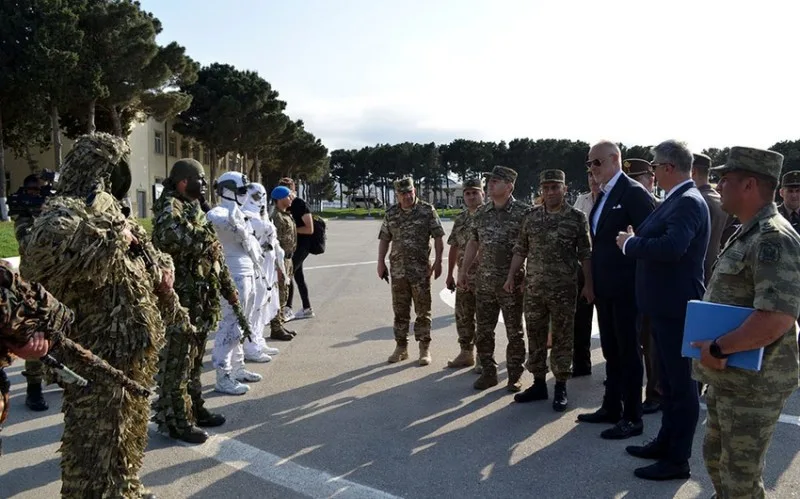 Macarıstanın müdafiə naziri hərbi hissədə oldu - FOTOLAR