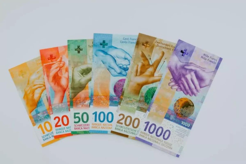 Avropalı iş adamları dollar-avroluq əmanətlərini İsveçrə frankına çevirirlər