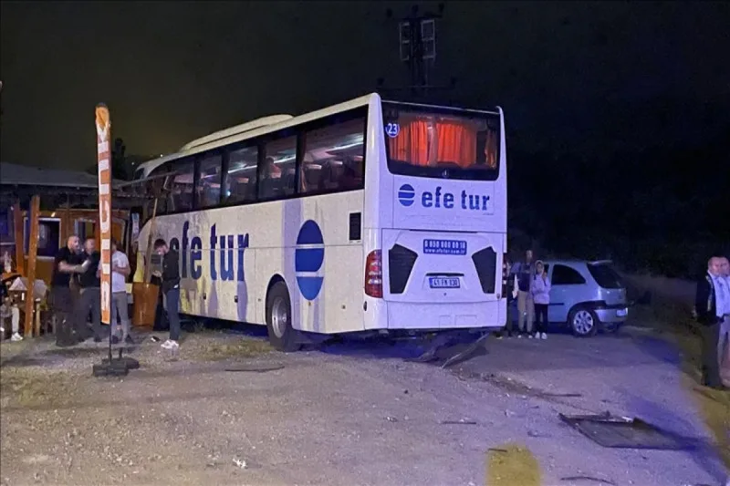 Avtobus minik avtomobili ilə toqquşdu - Ölənlər var