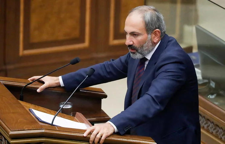 Paşinyan Ermənistanın gerbini kəskin tənqid etdi