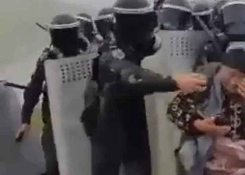 Qadının gözunə qaz sıxan polislə bağlı ARAŞDIRMA APARILIR