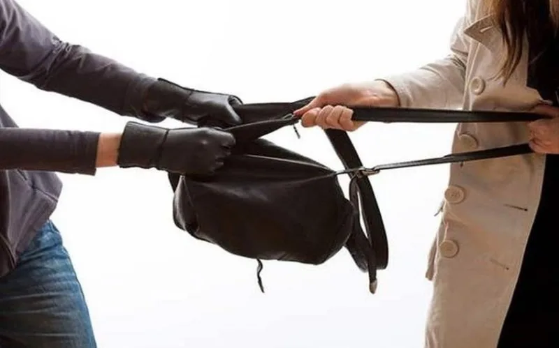 Qadının içərisində 24 min dollara yaxın pulu olan cüzdanı oğurlandı