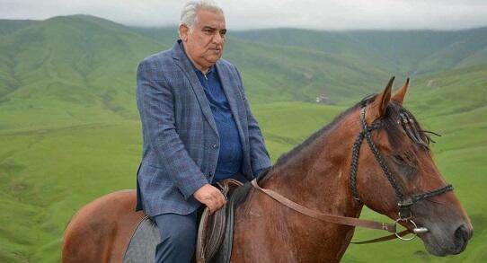 Əhəd Abıyev at belində sakinlərlə görüşə getdi