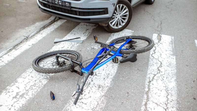 Avtomobil velosipedçini vuraraq öldürdü